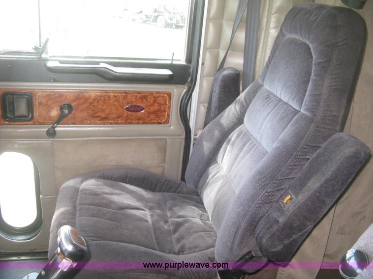 image for item J2782 2001 Peterbilt 379 semi truck
