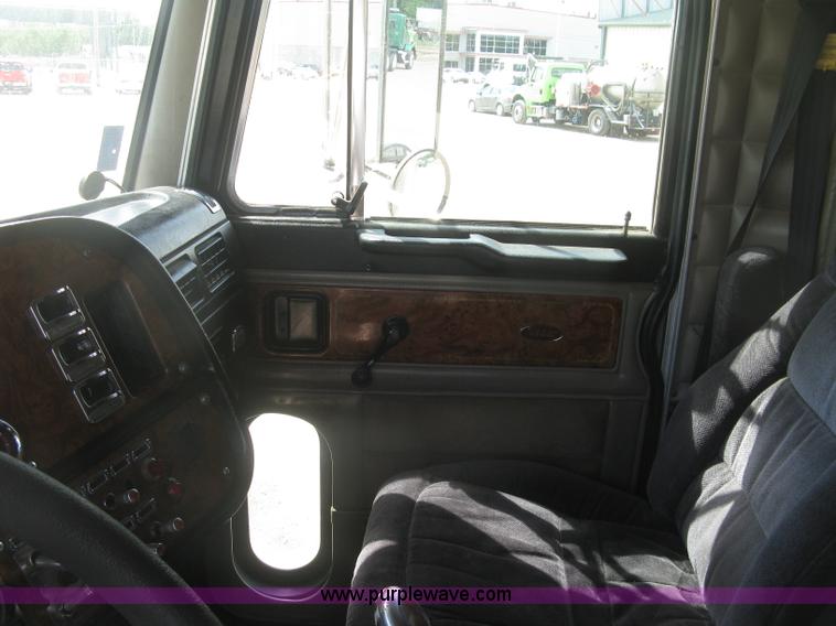 image for item J2782 2001 Peterbilt 379 semi truck