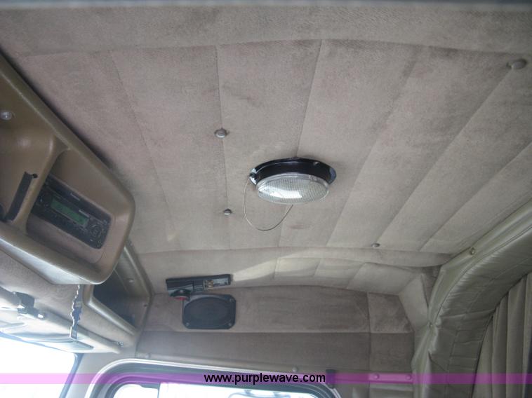 image for item J2782 2001 Peterbilt 379 semi truck