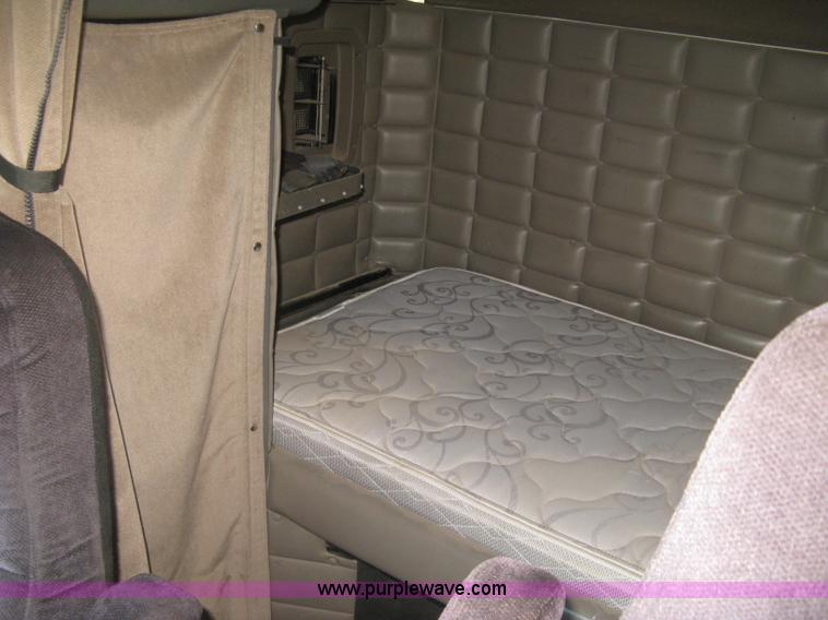 image for item J2782 2001 Peterbilt 379 semi truck