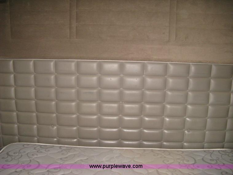 image for item J2782 2001 Peterbilt 379 semi truck