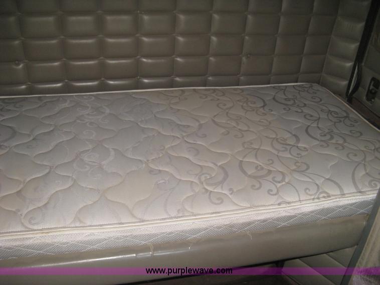 image for item J2782 2001 Peterbilt 379 semi truck