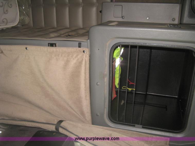 image for item J2782 2001 Peterbilt 379 semi truck