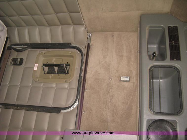 image for item J2782 2001 Peterbilt 379 semi truck