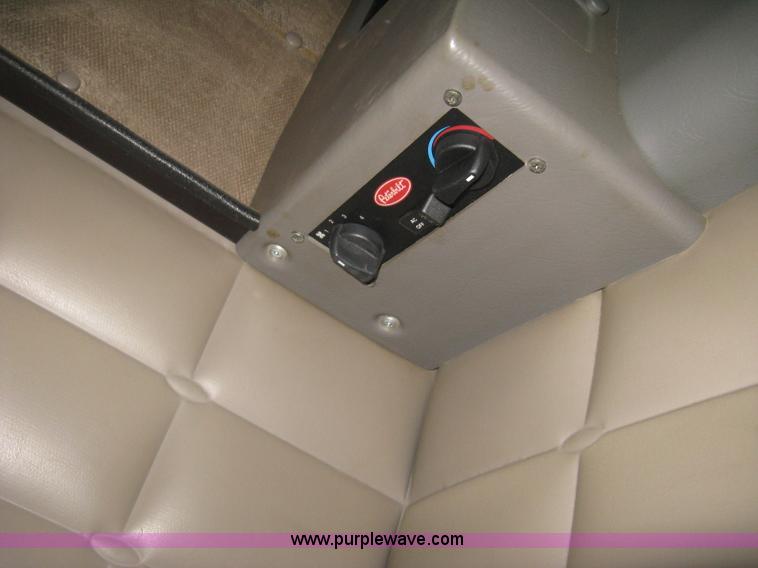 image for item J2782 2001 Peterbilt 379 semi truck