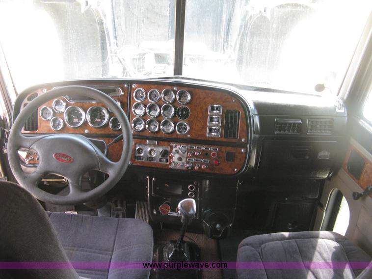 image for item J2782 2001 Peterbilt 379 semi truck