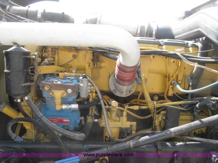 image for item J2782 2001 Peterbilt 379 semi truck