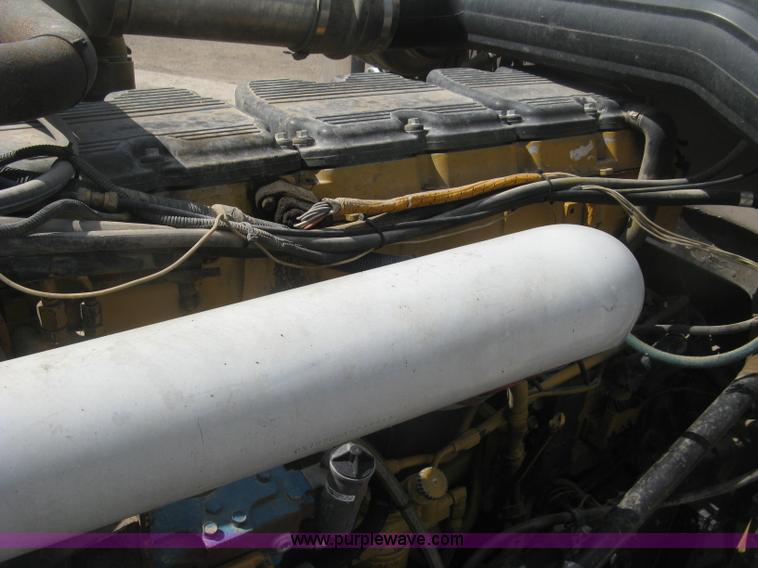 image for item J2782 2001 Peterbilt 379 semi truck