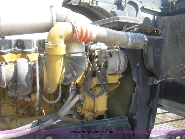 image for item J2782 2001 Peterbilt 379 semi truck