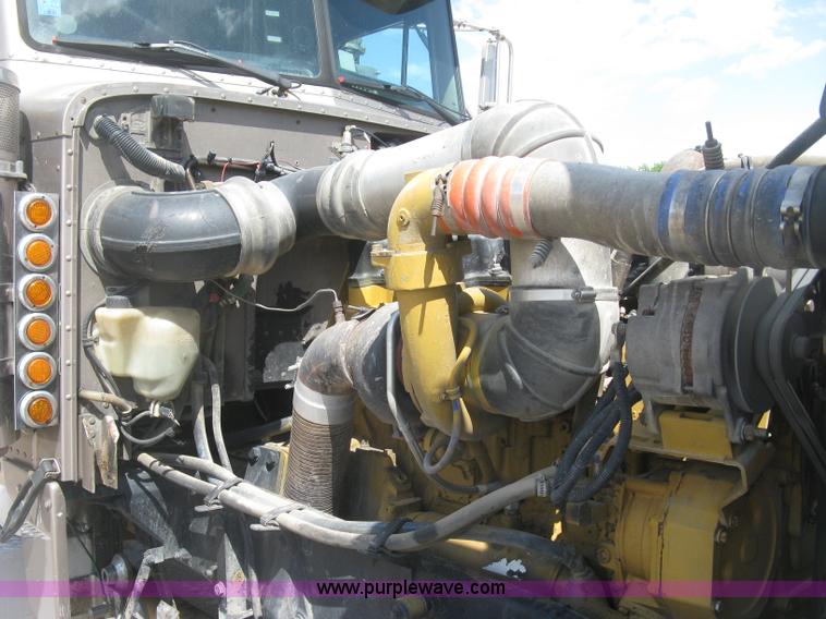 image for item J2782 2001 Peterbilt 379 semi truck