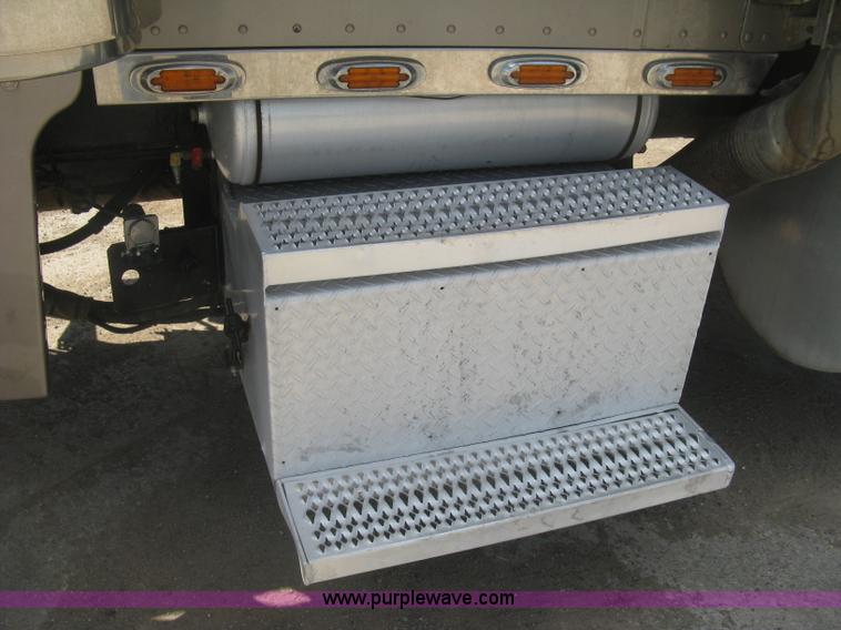 image for item J2782 2001 Peterbilt 379 semi truck