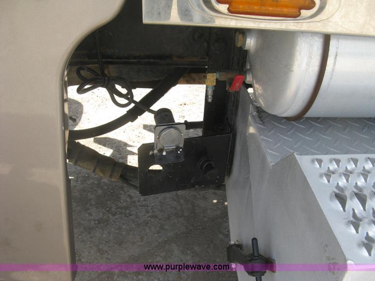 image for item J2782 2001 Peterbilt 379 semi truck