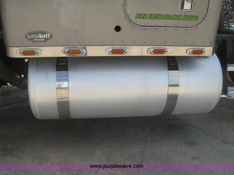 image for item J2782 2001 Peterbilt 379 semi truck