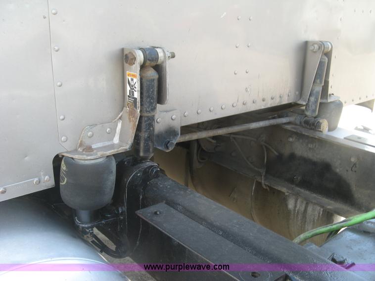 image for item J2782 2001 Peterbilt 379 semi truck