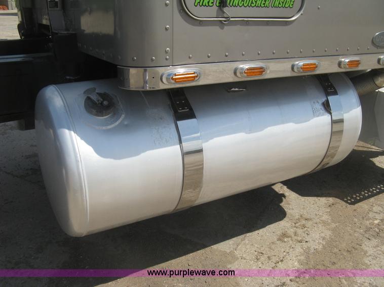 image for item J2782 2001 Peterbilt 379 semi truck