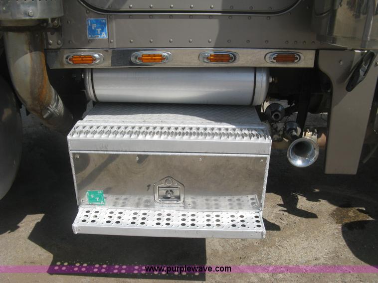 image for item J2782 2001 Peterbilt 379 semi truck