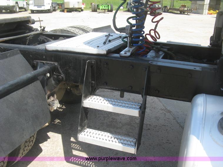 image for item J2782 2001 Peterbilt 379 semi truck