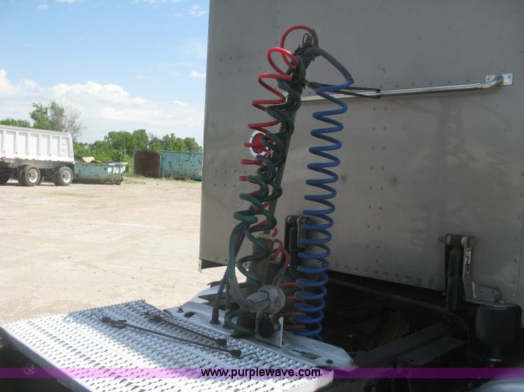 image for item J2782 2001 Peterbilt 379 semi truck