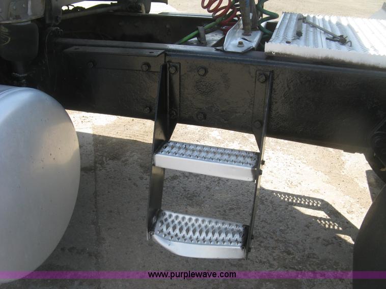 image for item J2782 2001 Peterbilt 379 semi truck