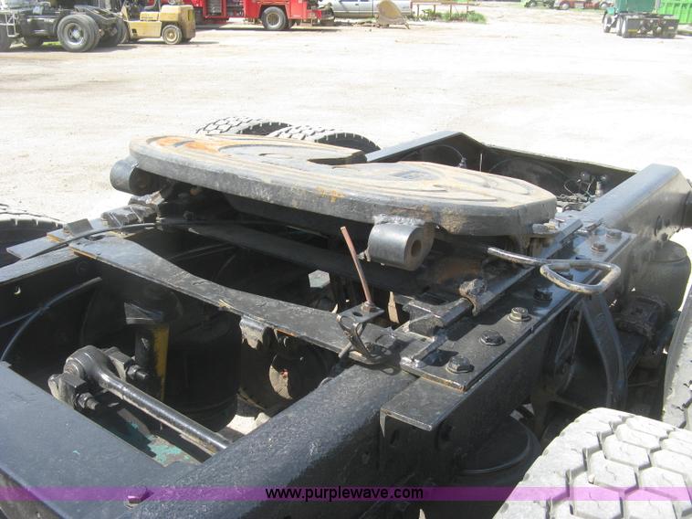 image for item J2782 2001 Peterbilt 379 semi truck