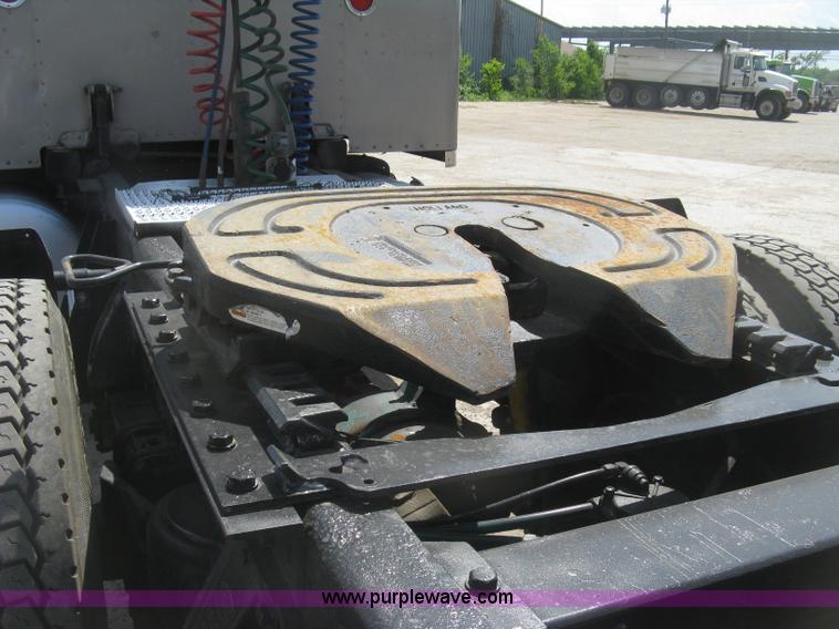 image for item J2782 2001 Peterbilt 379 semi truck