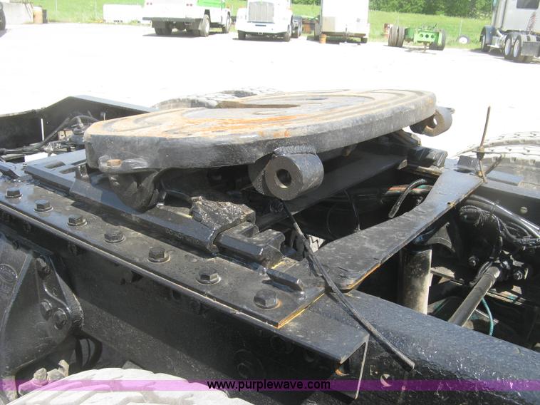 image for item J2782 2001 Peterbilt 379 semi truck