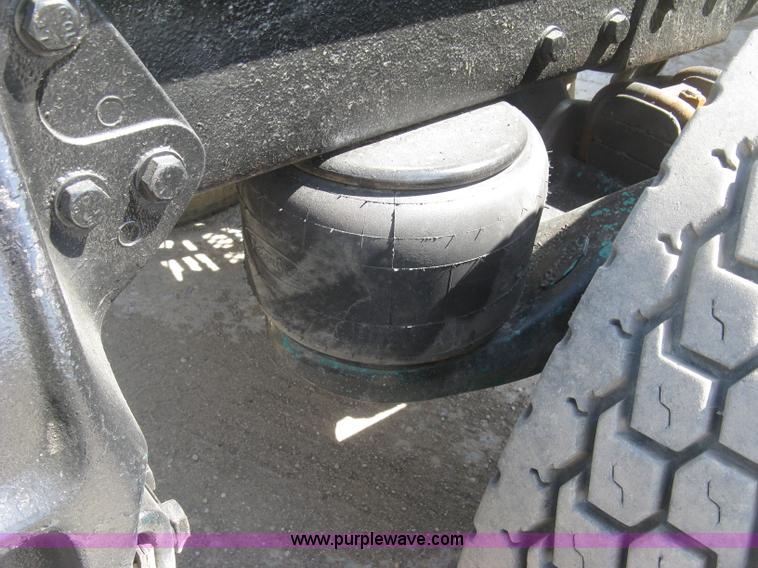 image for item J2782 2001 Peterbilt 379 semi truck