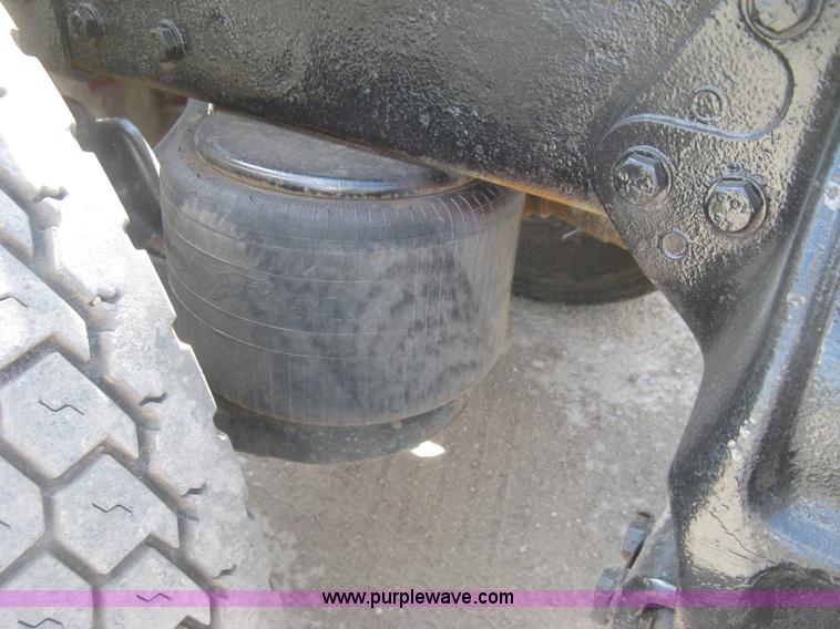 image for item J2782 2001 Peterbilt 379 semi truck