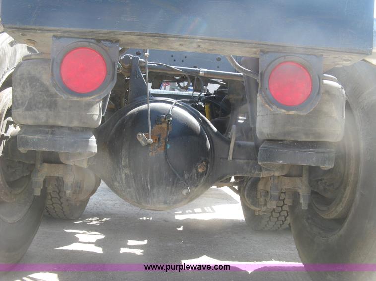 image for item J2782 2001 Peterbilt 379 semi truck