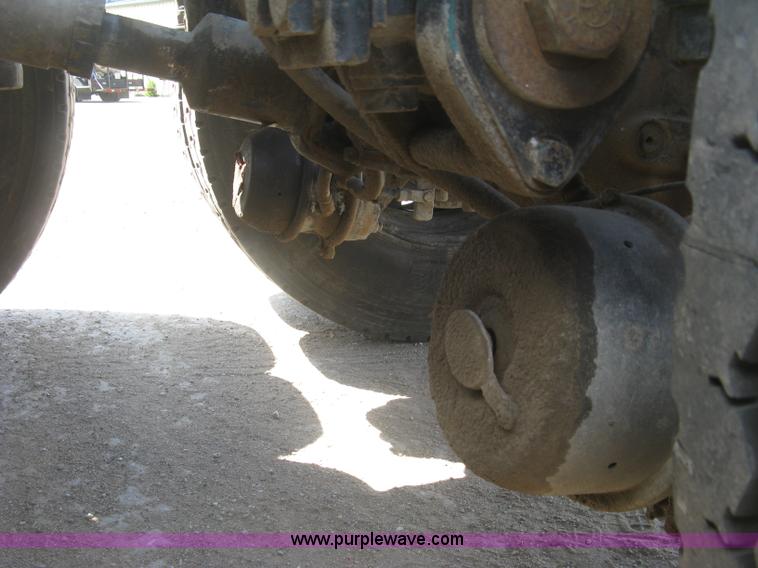 image for item J2782 2001 Peterbilt 379 semi truck