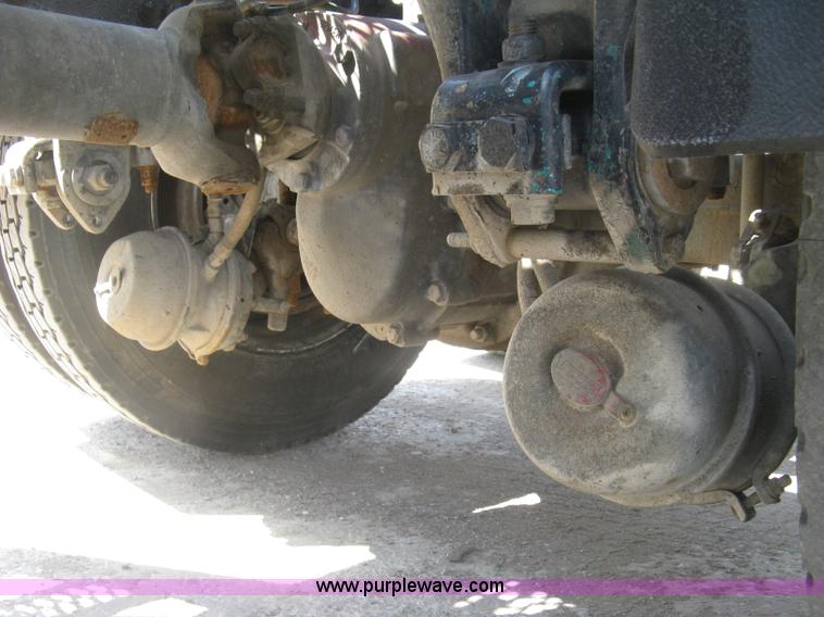 image for item J2782 2001 Peterbilt 379 semi truck