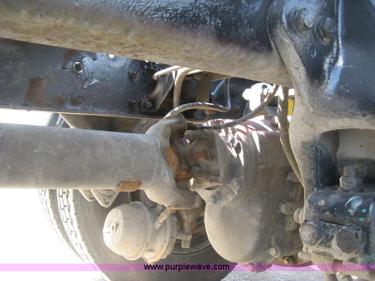 image for item J2782 2001 Peterbilt 379 semi truck