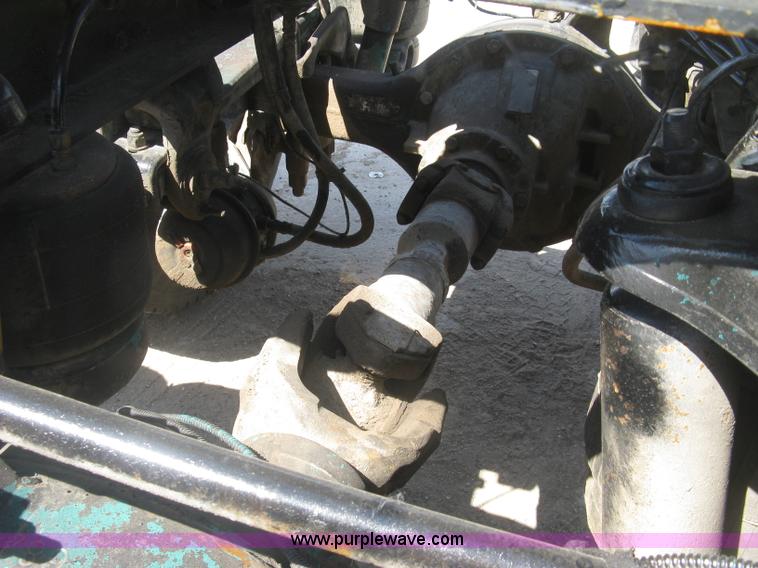 image for item J2782 2001 Peterbilt 379 semi truck