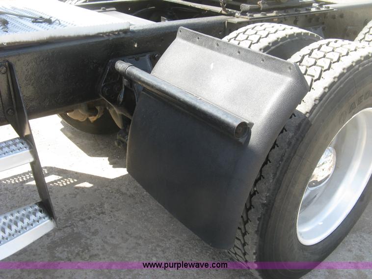 image for item J2782 2001 Peterbilt 379 semi truck