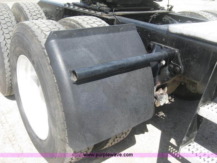 image for item J2782 2001 Peterbilt 379 semi truck