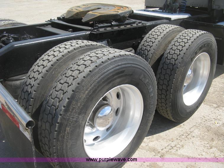 image for item J2782 2001 Peterbilt 379 semi truck