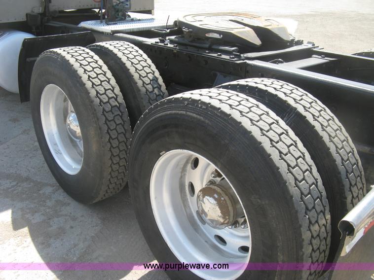 image for item J2782 2001 Peterbilt 379 semi truck