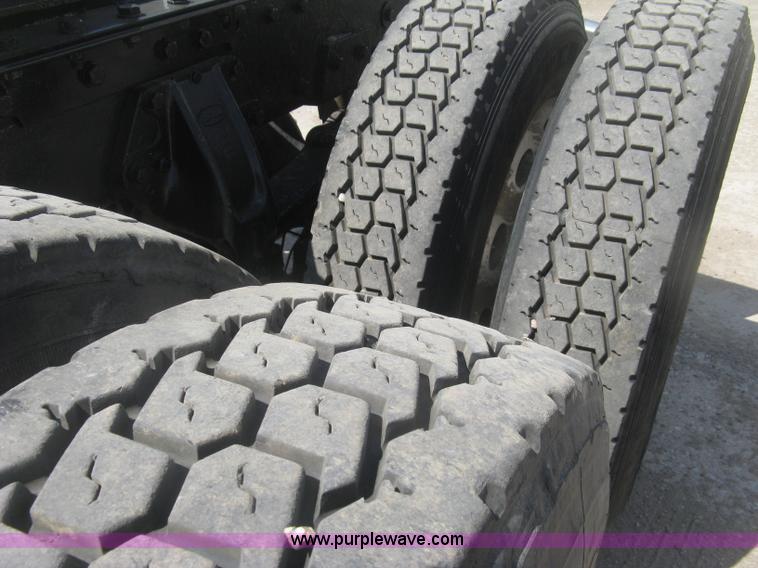 image for item J2782 2001 Peterbilt 379 semi truck