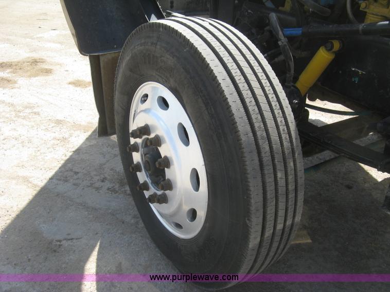 image for item J2782 2001 Peterbilt 379 semi truck