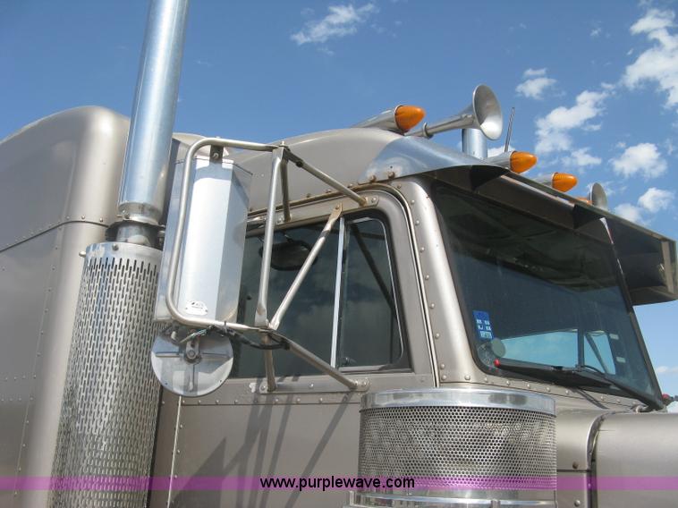 image for item J2782 2001 Peterbilt 379 semi truck