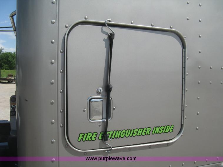 image for item J2782 2001 Peterbilt 379 semi truck