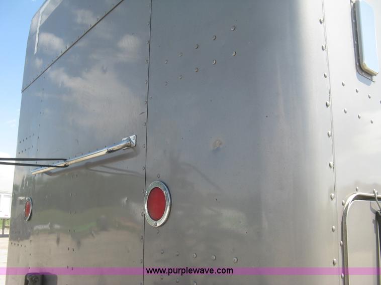 image for item J2782 2001 Peterbilt 379 semi truck