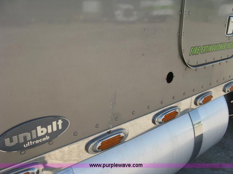 image for item J2782 2001 Peterbilt 379 semi truck