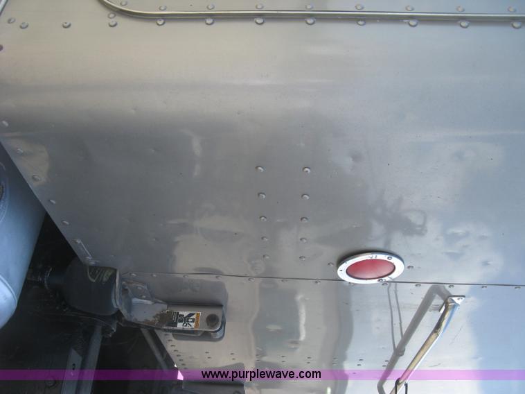 image for item J2782 2001 Peterbilt 379 semi truck