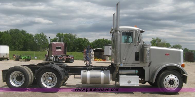 image for item J2783 1998 Peterbilt 378 semi truck
