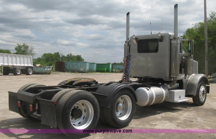 image for item J2783 1998 Peterbilt 378 semi truck