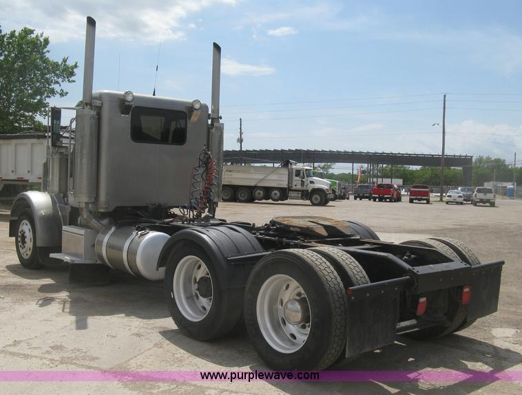 image for item J2783 1998 Peterbilt 378 semi truck