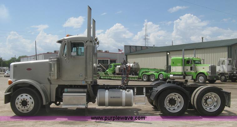 image for item J2783 1998 Peterbilt 378 semi truck