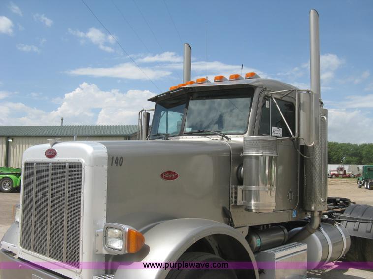 image for item J2783 1998 Peterbilt 378 semi truck