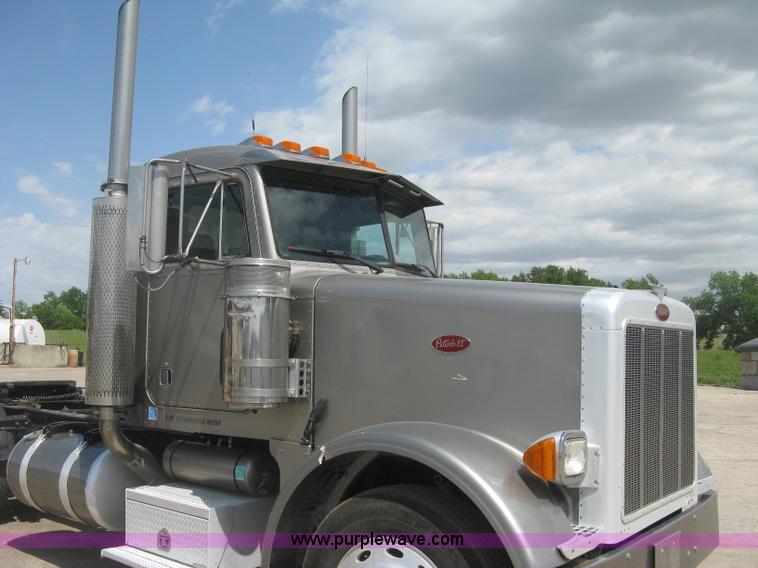 image for item J2783 1998 Peterbilt 378 semi truck